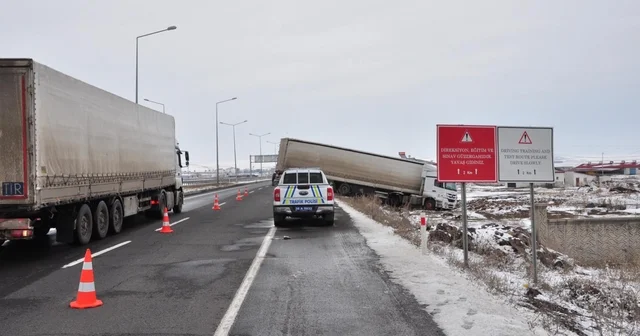 Kars Ardahan kara yolunda TIR kazası Kars Haberleri