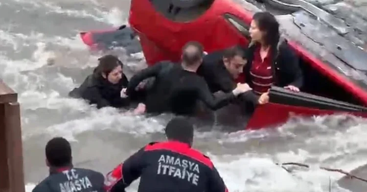 Hafif ticari araçla çarpışan otomobil, nehre uçtu; anne ile kızı yaralı