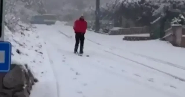 Yağan karı fırsat bilip şehir merkezinde kayak yaptı VİDEO İZLE