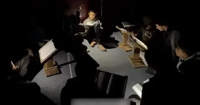 Gazze de cep telefonu ışığı altında Kur an ı Kerim tilaveti VİDEO İZLE