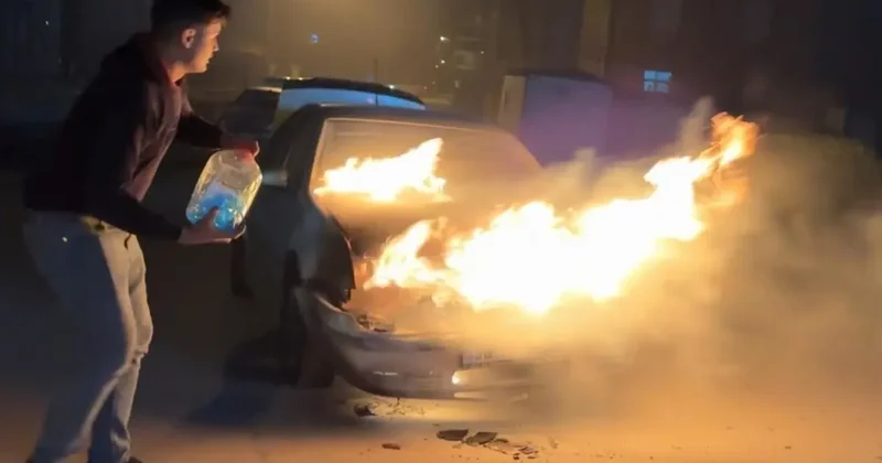 Alev alev yanan araca antifriz döküp söndürmeye çalıştı