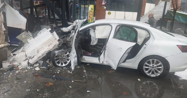 Bingöl de otomobil iş yerine girdi: 5 yaralı Bingöl Haberleri