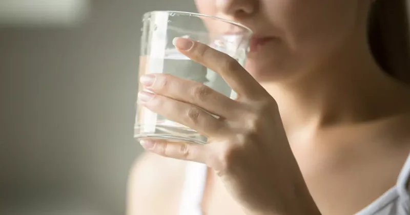 İftarda suyu böyle içmeyin! Sindirim sistemini mahvediyor