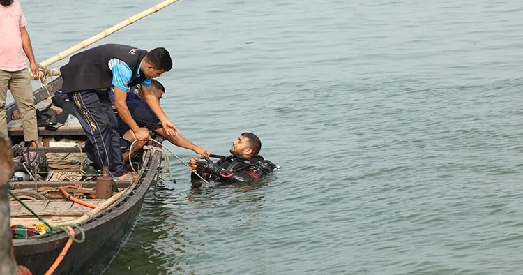 Bangladeş te yolcu otobüsü nehre düştü: 24 kişi yaşamını yitirdi