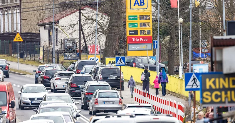 Almanlar ucuz akaryakıt için Polonya ya akın ediyor