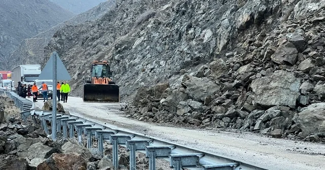 Yüksekova da heyelan sonrası kapanan yol yeniden ulaşıma açıldı Hakkari Haberleri