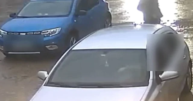 Aracın altında kalmaktan son anda kurtuldu Elazığ Haberleri