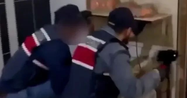 Tekel bayisindeki gizli bölme deşifre oldu: Dekoratif rafın arkasında 558 litre sahte alkol çıktı VİDEO İZLE