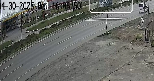 Kayseri de 2 kişinin öldüğü kazanın görüntüleri ortaya çıktı Yoldaki köpeği kurtarmak için inen 2 kişiye çarpan şoför hakim karşısına çıktı Kayseri Haberleri