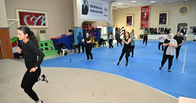 Kadınlar zumba ile hem spor yapıyor hem sosyalleşiyor Isparta Haberleri