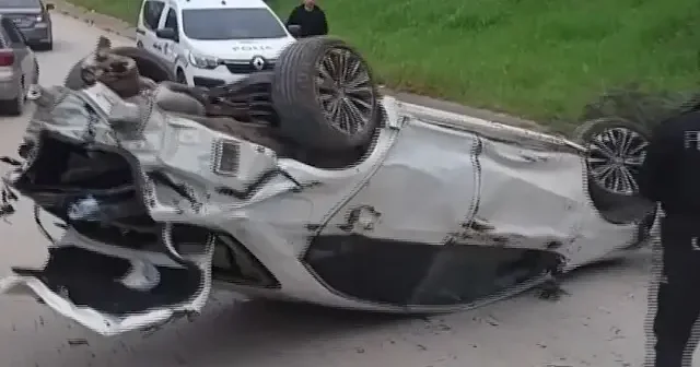 Kocaeli de otomobil demir kapıyı kırıp diğer araçlara çarptı: Kaza anı kamerada VİDEO İZLE