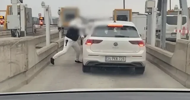 TIR şoförü tartıştığı sürücünün aracına gişede saldırdı: Camı kırmak için defalarca yumrukladı VİDEO İZLE