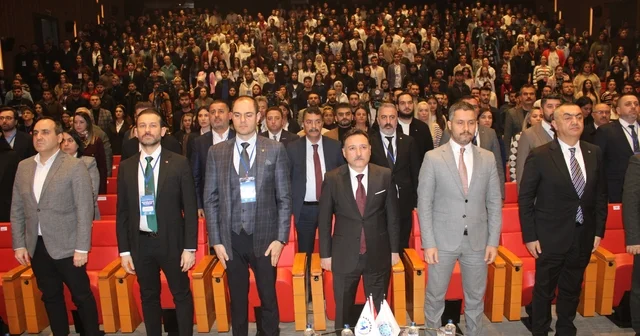 Türkiye nin girişimcilik vizyonu Kayseri de konuşuldu Kayseri Valisi Gökmen Çiçek: Yapay zekanın, dijital ortamların ve teknolojik üretimin merkezi olmak zorundayız Kayseri Haberleri