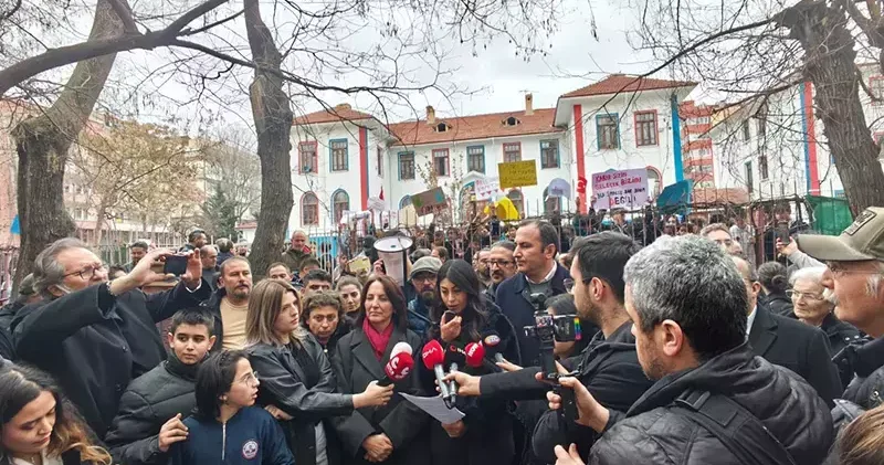Ankara da okul binasının devredilmesine tepki gösteren öğrenci ve velilerden basın açıklaması