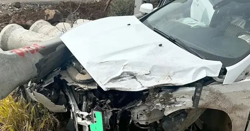 Tırın çarptığı otomobil bariyerlere savruldu: Yaralılar var Gaziantep Haberleri