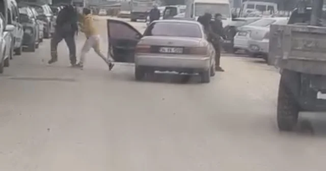 Yol ortasında yumruklu kavga kamerada Trafik adeta boks ringine döndü, 360 bin lira ceza kesildi. Bursa Haberleri