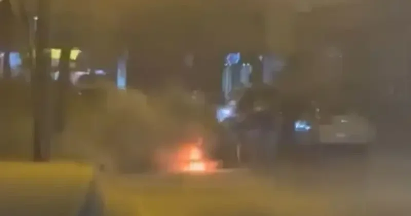 Küçükçekmece de seyir halindeki otomobil alev aldı İstanbul Haberleri