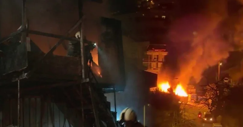 Üsküdar’da yangın paniği! İşçi konteyneri alev topuna döndü