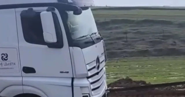 Siirt te TPAO ya ait tır çamura saplandı, köylüler seferber oldu Siirt Haberleri