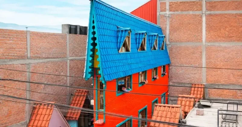 Turistler akın etti: Sadece bir adım genişliğinde