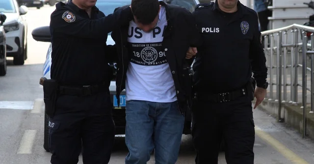 Ayağıyla araç sürdü: Ev hapsi ve her türlü motorlu araç kullanmama cezası aldı Adana Haberleri