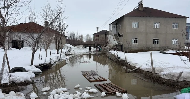 Yüksekova da biriken kar erince evlerin bahçeleri su ile doldu Hakkari Haberleri