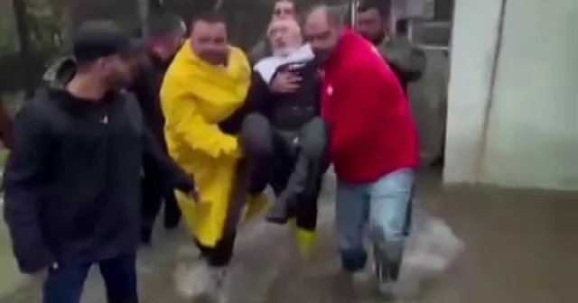 Suların yükseldiği evinde mahsur kalan felçli adamın yardımına Kızılay ekipleri yetişti Hatay Haberleri