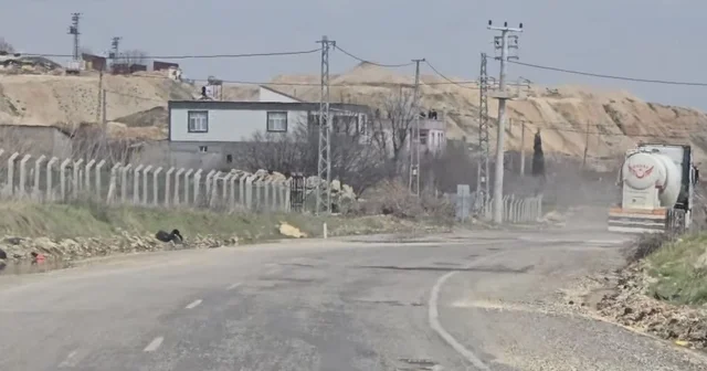 Yolda oluşan çukurlar sürücülere zor anlar yaşattı Diyarbakır Haberleri