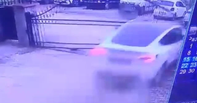 Otomobilin sitenin demir kapısını kırdığı kaza anı kamerada Kocaeli Haberleri