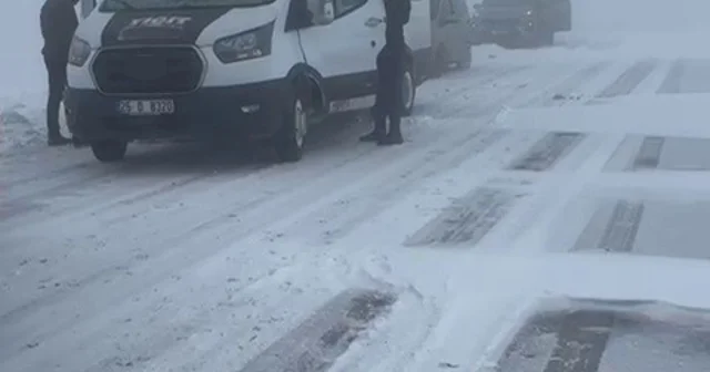 Palandöken geçidinde kar ve tipi nedeniyle onlarca araç mahsur kaldı Erzurum Haberleri