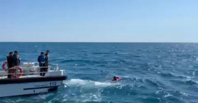 Devrilen sup boarda tutunarak 3 saat bekledi, yardımına deniz polisi yetişti Antalya Haberleri