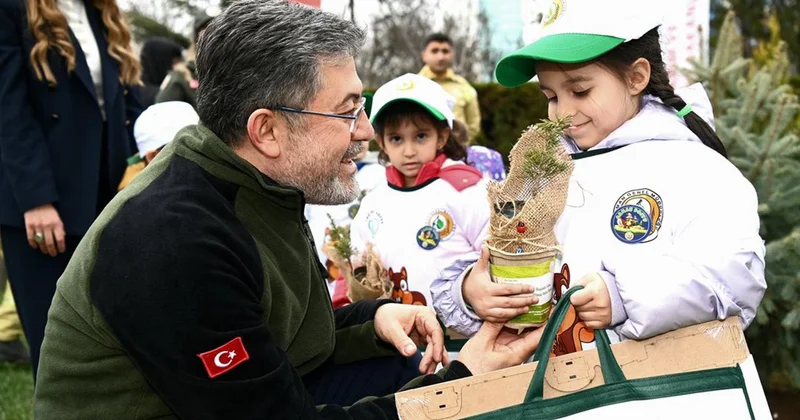 Bakan Yumaklı çocuklarla fidan dikti