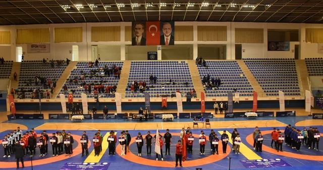Van da 15 Yaş Altı Grekoromen Serbest Güreş Grup Müsabakaları başladı Van Haberleri