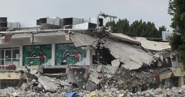 30 yıllık spor salonu yıkılıyor Mersin Haberleri