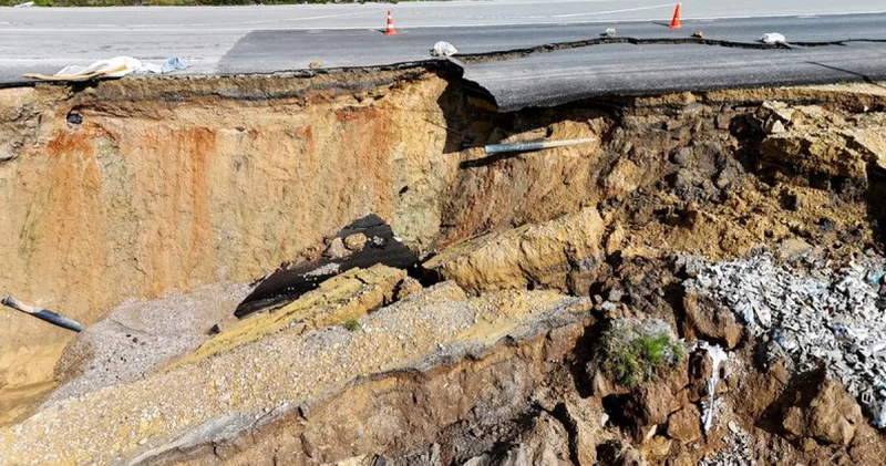 Yolda heyelan: yarısı çöktü, içme suyu hattı zarar gördü Son dakika haberleri