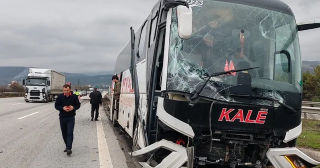 TIR ın yandan çarptığı yolcu otobüsü refüje çıktı; kaza kamerada Bolu Haberleri