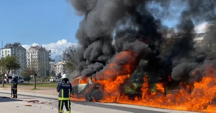 Seyir halindeki otomobil bir anda alev aldı! Kedisini son anda kurtardı