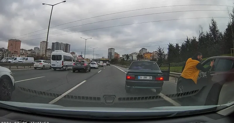 Ümraniye deki dehşet anları kamerada! E 5 te yolunu kesip tokatladı...