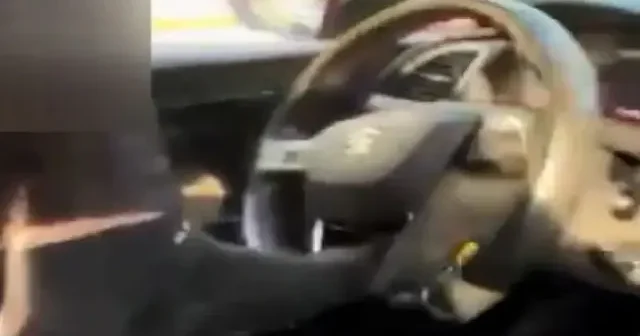 Adana daki sürücü açılır tavandan dışarı çıkıp otomobili ayağıyla kullandı VİDEO İZLE