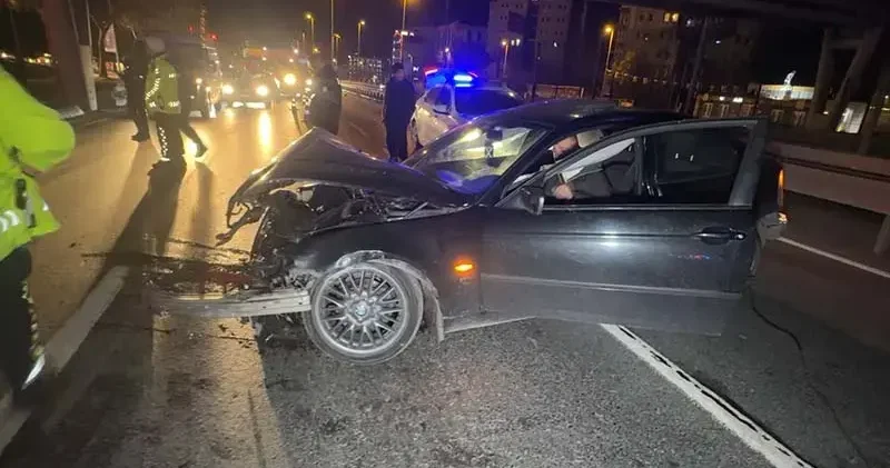 Avcılar D 100’de bariyerlere çarpıp kaza yaptı; aracını bırakıp kaçtı
