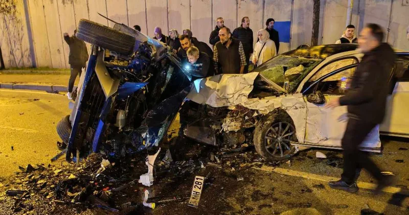 Üsküdar da iki araç kafa kafaya girdi: Otomobil çarpışmanın etkisiyle havaya kalktı!