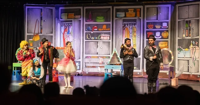 Mersin Şehir Tiyatrosu Dünya Tiyatro Günü nü binlerce seyirciyle kutladı Mersin Haberleri