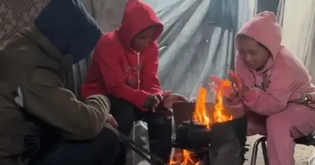 Gazzeliler zorlu kış şartlarında çadırda yaşamaya çalışıyor VİDEO İZLE