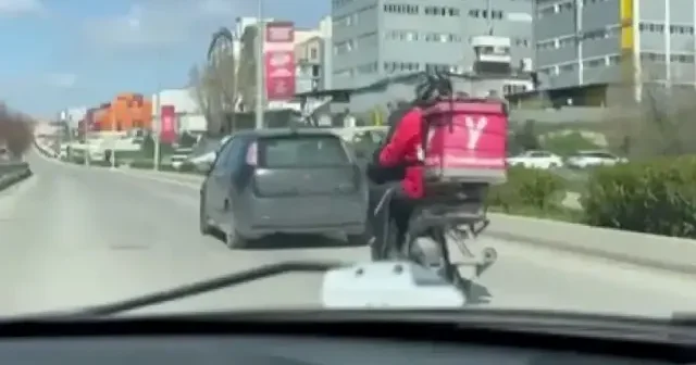 Aracı bozulan motokuryeyi arkadaşı halatla çekti VİDEO İZLE