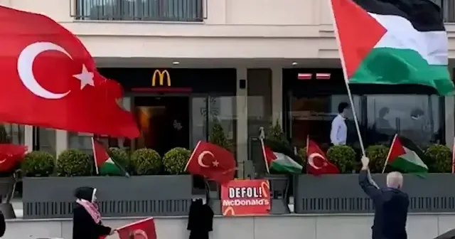 Üsküdar’da boykot gerilimi: McDonald’s açıldı mahalle ayağa kalktı VİDEO İZLE