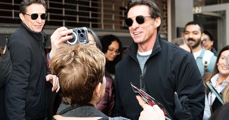 İhanetin utancıyla yüklü omuzları çöktü gitti… Yüzü gülüyor ama içindeki acıdan saçları bile beyazladı!