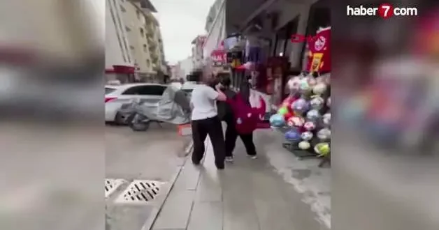 Isparta da akran zorbalığı kamerada: Yere yatırdığı arkadaşının yüzüne bastı