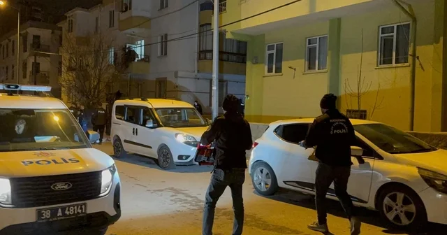 Kurşunlanan evde anne oğul yaralandı Kayseri de husumetliler arasında çıkan kavgada 2 ev kurşunlandı Kayseri Haberleri