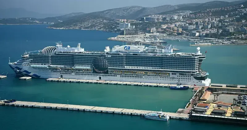 Kuşadası na kruvaziyerle 4 bin 12 turist geldi