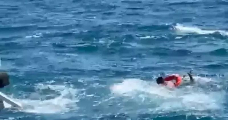 Denizde can pazarı! 3 saat kurtarılmayı bekledi, devriyedeki polisler fark etti!